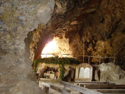Θεία Λειτουργία στο σπήλαιο του Αγίου Ιωάννη του Ερημίτη