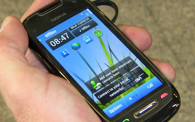 Το Nokia C7 οδηγάει μια BMW, τηλεκατευθυνόμενο πραγματικών διαστάσεων