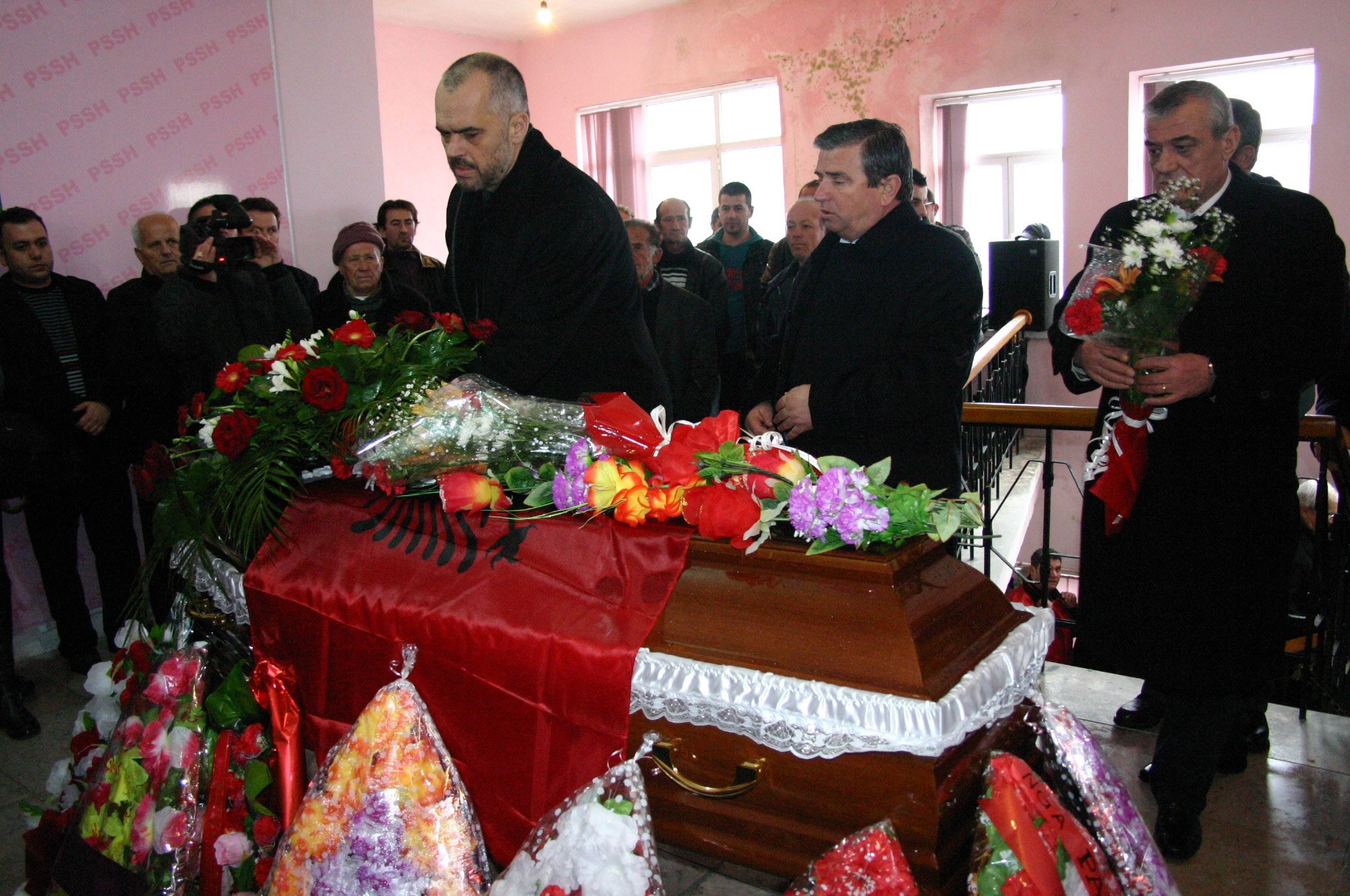 Η Αλβανία κηδεύει τους νεκρούς της
