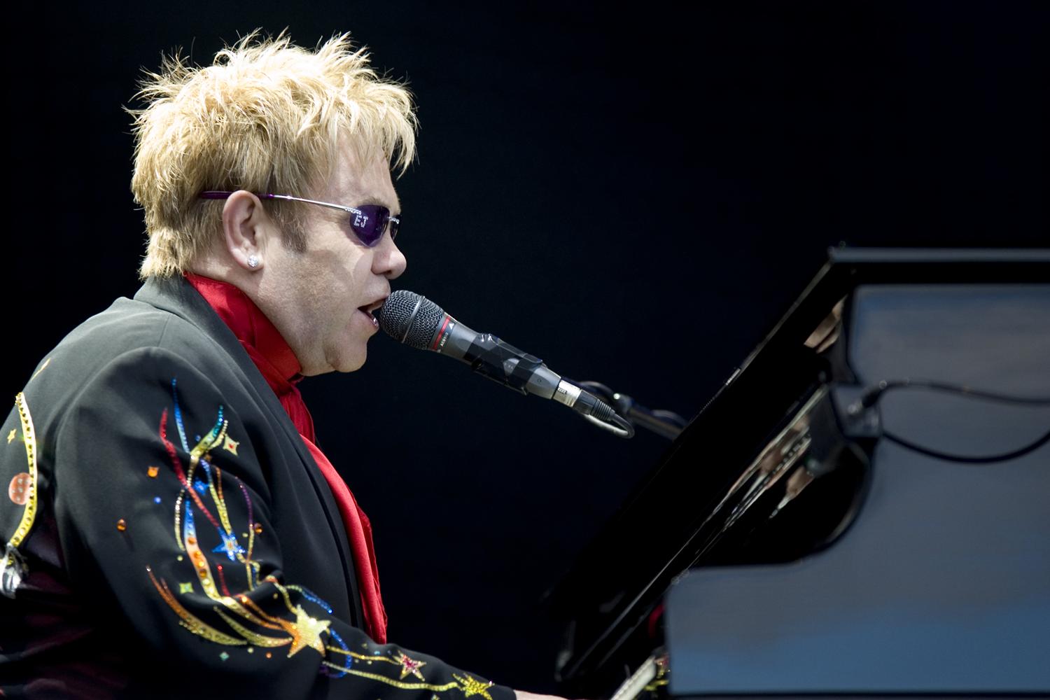 Ώρες αγωνίας για τον Elton John