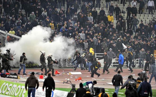 http://www.newsbeast.gr/files/1/2011/02/03/epeisodia_aek6.jpg