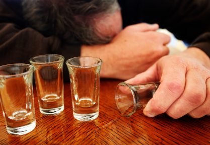 Πίνουν καθημερινά αλκοόλ 800.000 Έλληνες