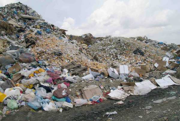Σε ύψος πέντε μέτρων φθάνουν τα σκουπίδια στην πρώην αμερικανική βάση της Νέας Μάκρης
