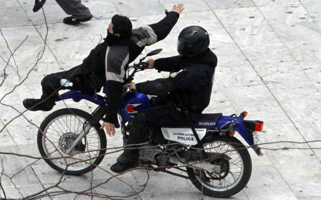 Αστυνομικός παρασύρει διαδηλωτή με τη μηχανή!