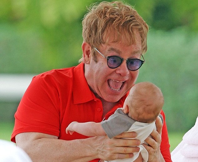 Ο Elton John θηλάζει το γιο του!