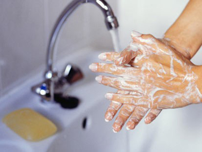 Πλένουμε τα χέρια μας φυσικά!