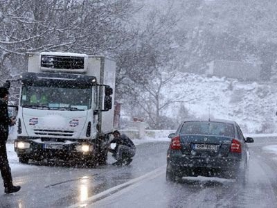 Οδηγείτε με ασφάλεια στους χιονισμένους δρόμους