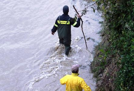 Επιχείρηση διάσωσης άνδρα από το Γαλλικό ποταμό