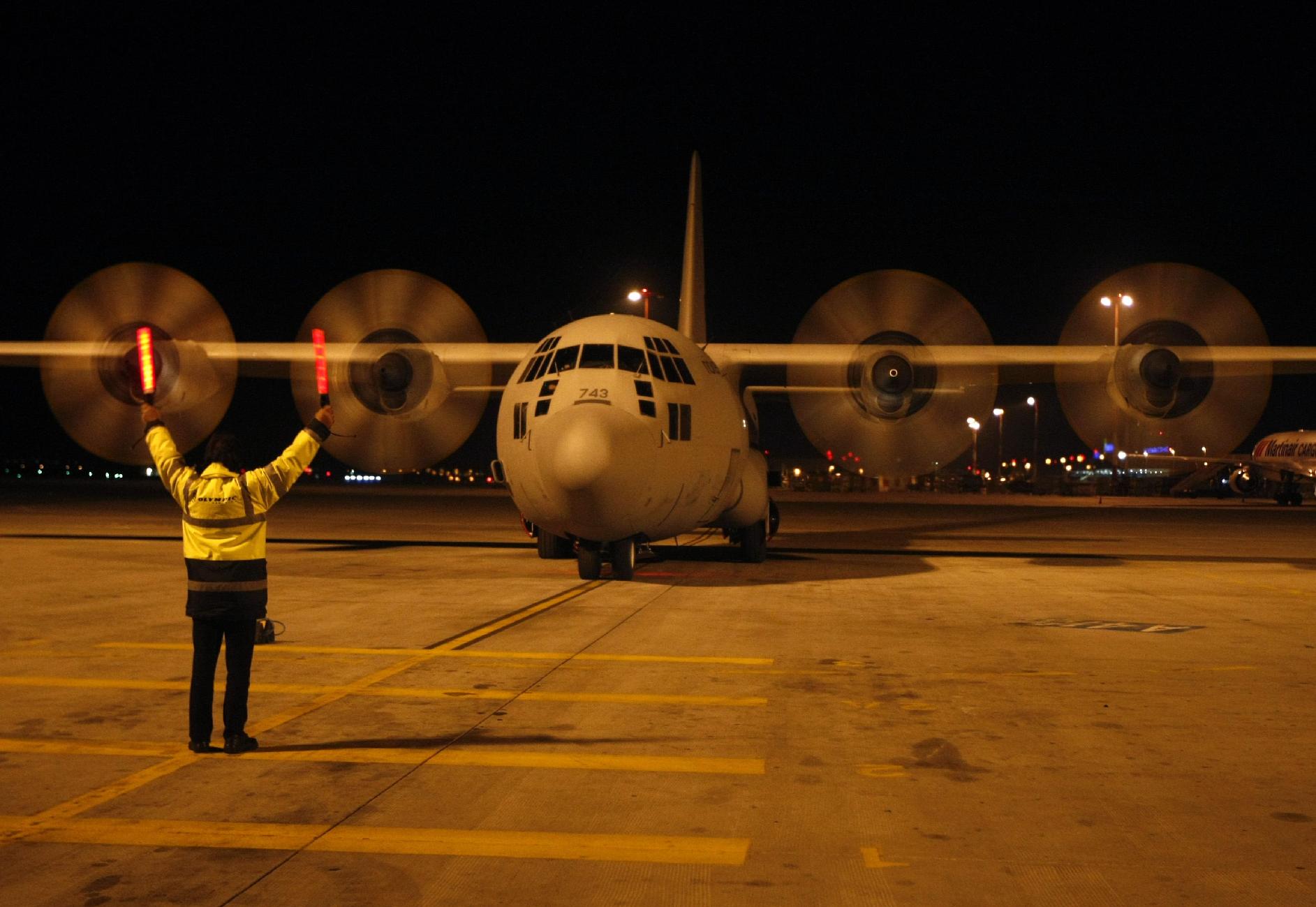 Αναχώρηση πολεμικού C-130 για τη Λιβύη