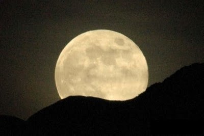 Γιατί το φεγγάρι δείχνει μεγαλύτερο στον ορίζοντα