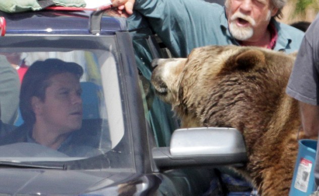 Αντιμέτωπος με μια αρκούδα ο Matt Damon