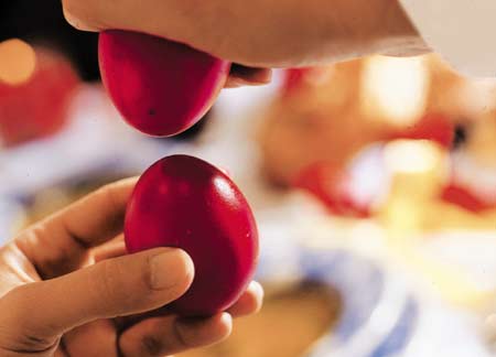 Τι συμβολίζει το τσούγκρισμα των πασχαλινών αυγών