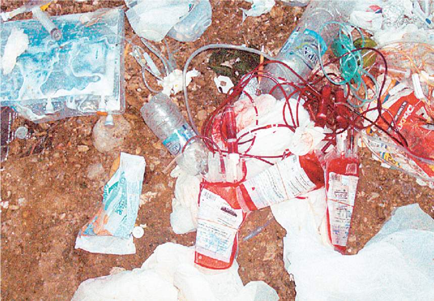 Απόβλητα σε κοινή θέα στο νοσοκομείο του Ρίου