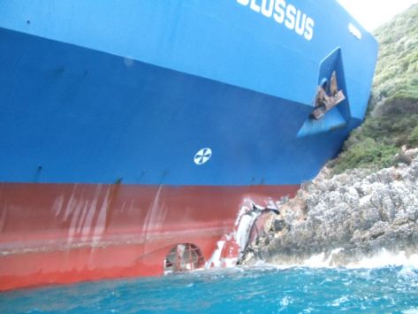 Φόβοι για διάλυση του πλοίου «Ρένα» που προσάραξε