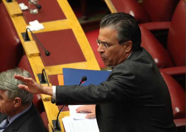 Ντινόπουλος: Έπρεπε ο υπουργός να κρεμαστεί στα μανταλάκια