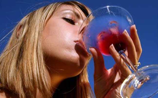 Το αλκοόλ βλάπτει ταχύτερα τις γυναίκες