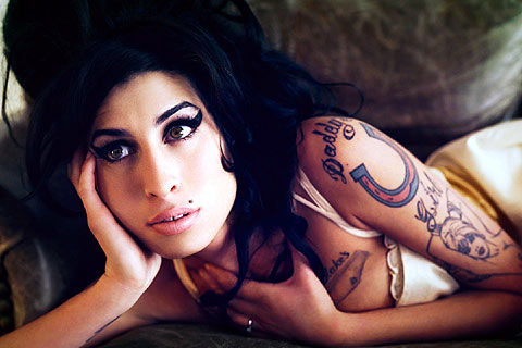 Στην κορυφή των iTunes η Amy Winehouse