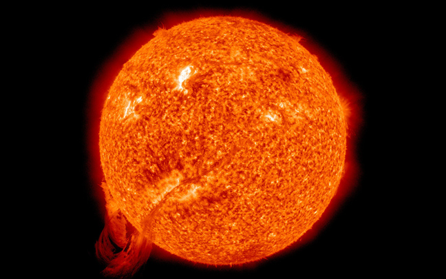 Θεαματική ηλιακή έκλαμψη μπορεί να πλήξει και δίκτυα στη Γη