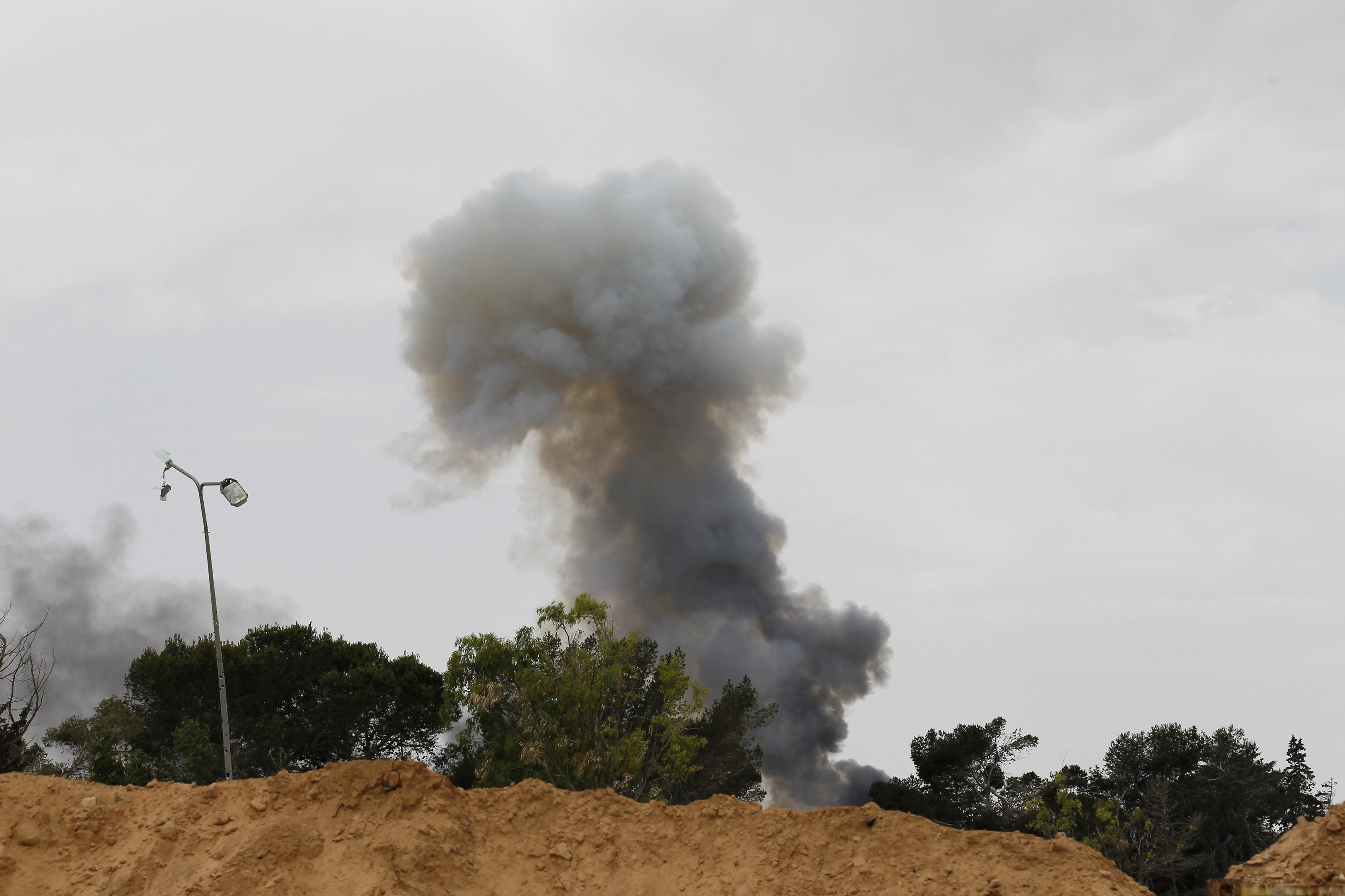 Βομβαρδισμοί νότια της Τρίπολης