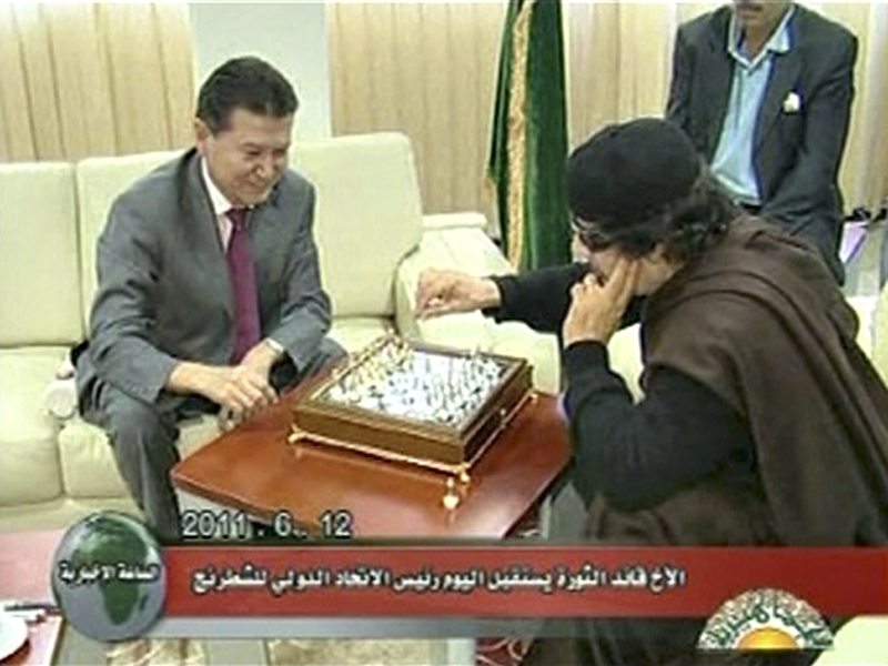 Εδώ η Λιβύη καίγεται, ο Καντάφι παίζει σκάκι!