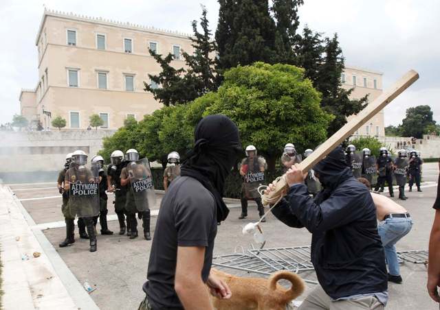 Η ανησυχία κλιμακώνεται καθώς η Ελλάδα καλείται να ψηφίσει τα νέα μέτρα