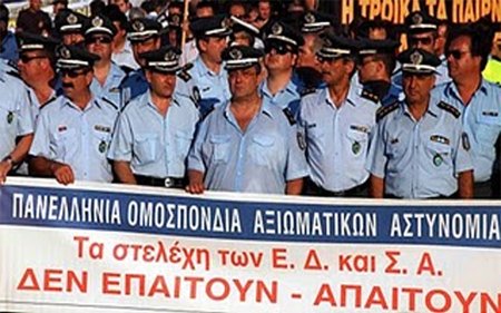 Ένστολη διαμαρτυρία αστυνομικών στη Λάρισα
