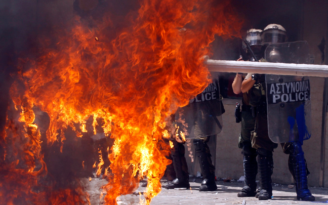 Καίγεται η Αθήνα από τις ταραχές