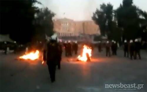 Φωτιές από μολότοφ καίνε στην πλατεία Συντάγματος