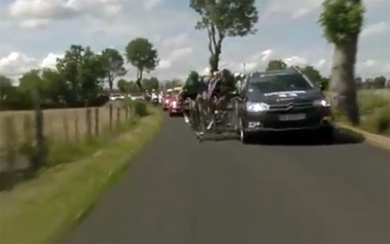 Αυτοκίνητο έπεσε πάνω σε ποδηλάτες στο Γύρο της Γαλλίας