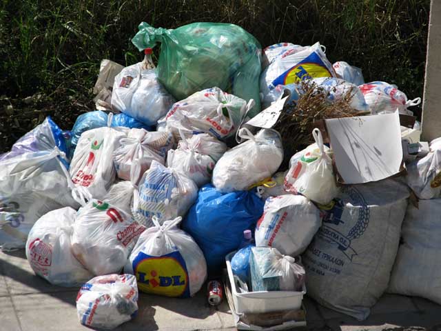 «Η κυβέρνηση είναι υπεύθυνη για τα σκουπίδια»
