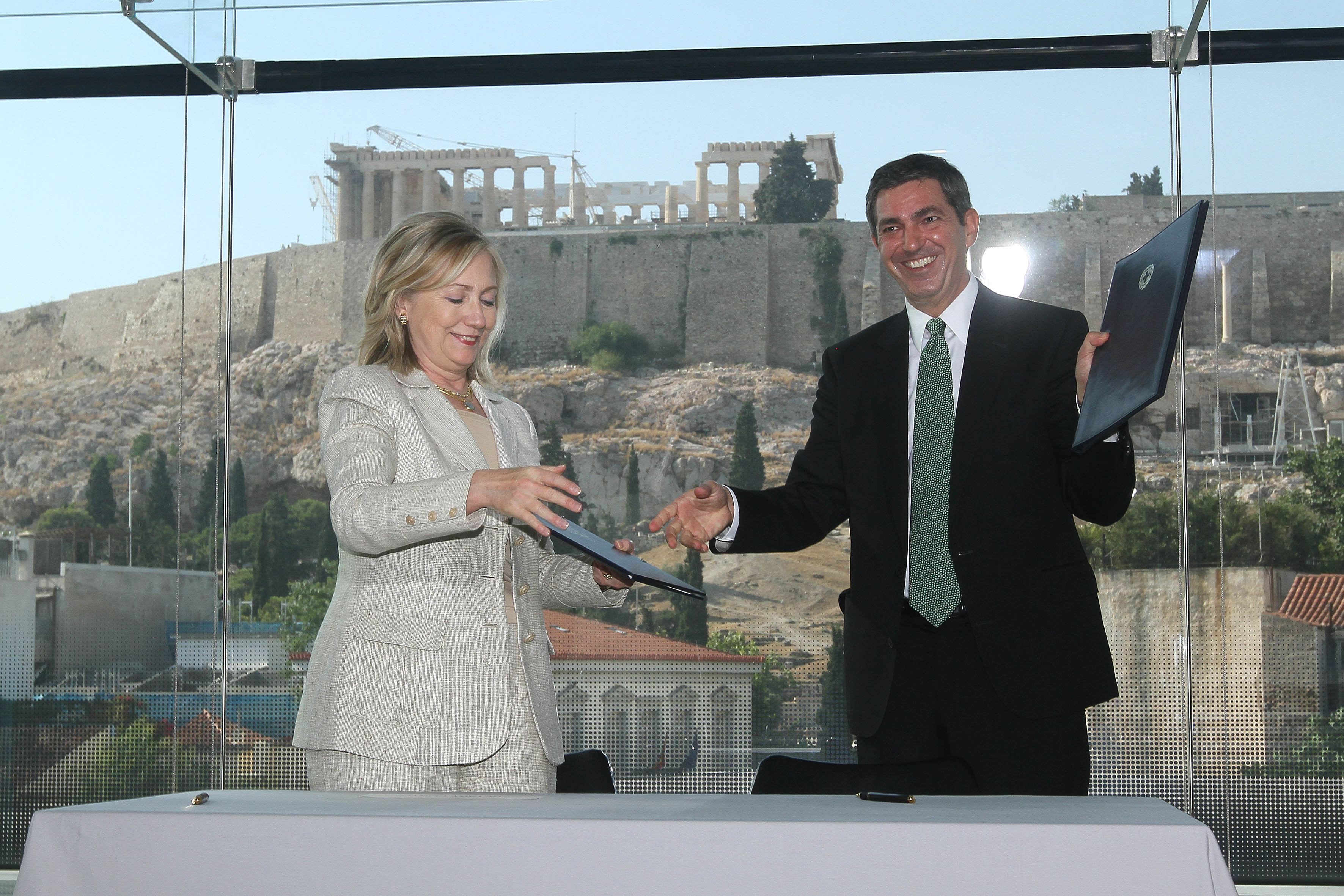«Μνημόνιο Συνεργασίας» υπέγραψαν Ελλάδα και ΗΠΑ