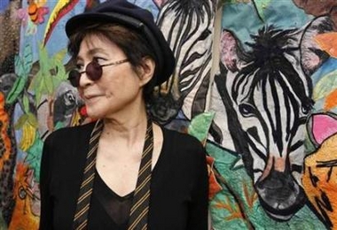 H Yoko Ono τα «έβαλε» με μπαρ