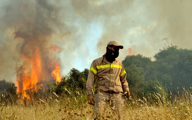 Πυρκαγιά σε δύσβατη περιοχή στη Λέσβο