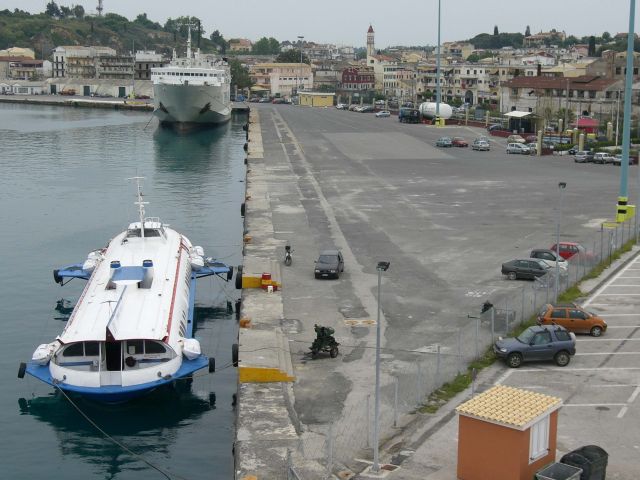 Παρατείνεται η απεργία των ναυτεργατών της Κέρκυρας