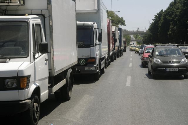 Καθυστερήσεις στη Λεωφόρο Βουλιαγμένης, χύθηκαν λάδια από φορτηγό