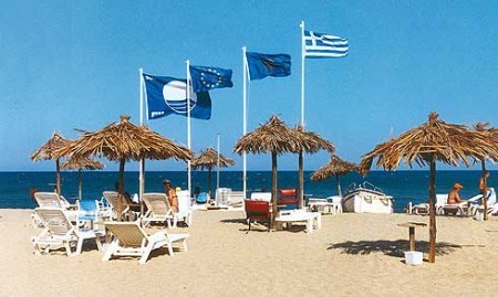 Δεκαεννιά παραλίες έχασαν τη «γαλάζια σημαία»