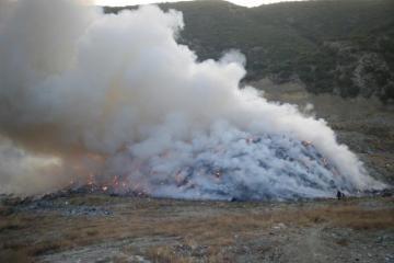 Ακόμα σιγοκαίει η φωτιά στην Ξερόλακκα