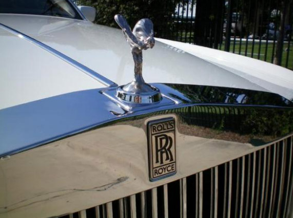Rolls-Royce με 8.990 ευρώ, Porsche με 11.000