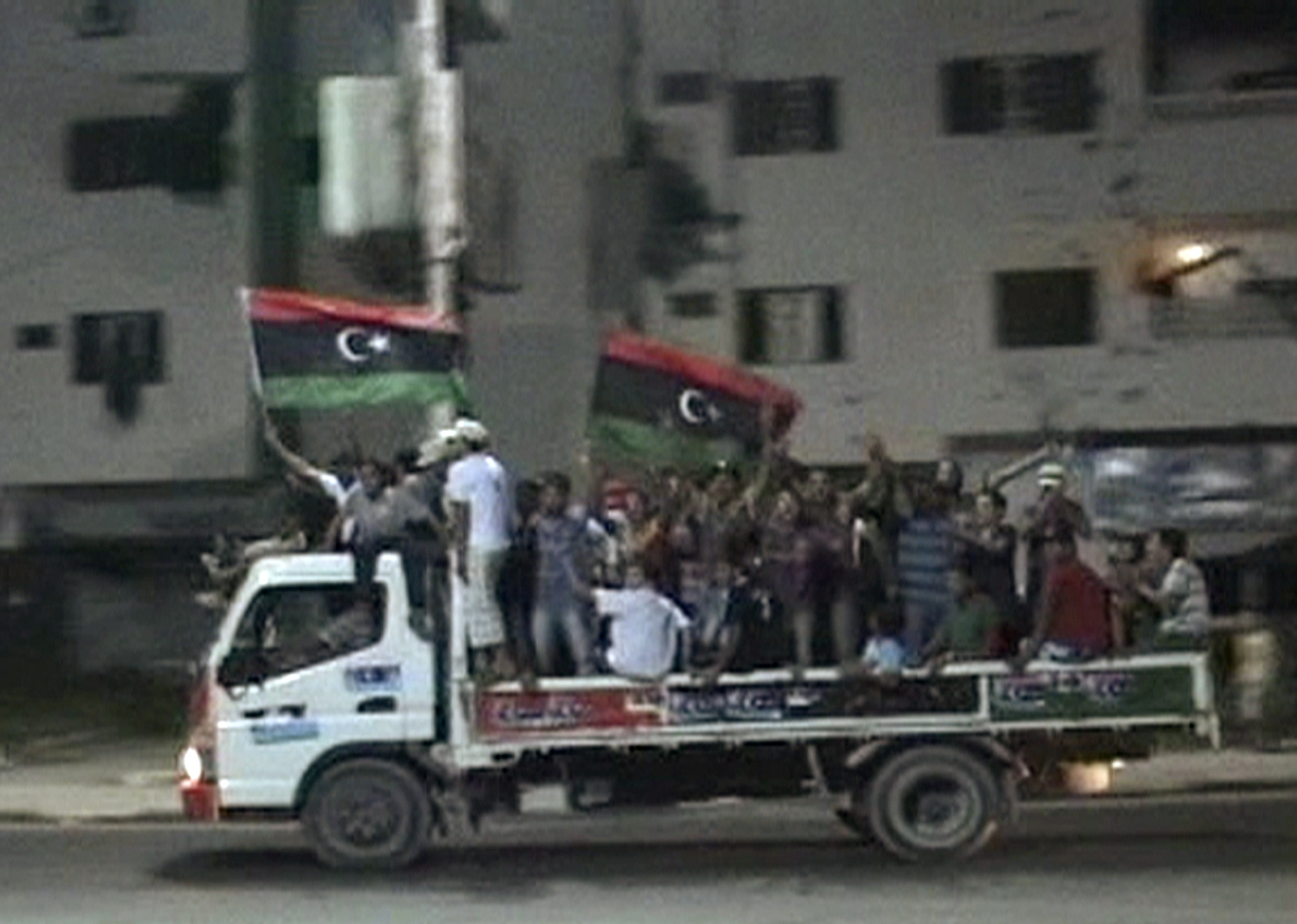 Ανταλλαγή πυρών έξω από το σπίτι του Καντάφι στην Τρίπολη