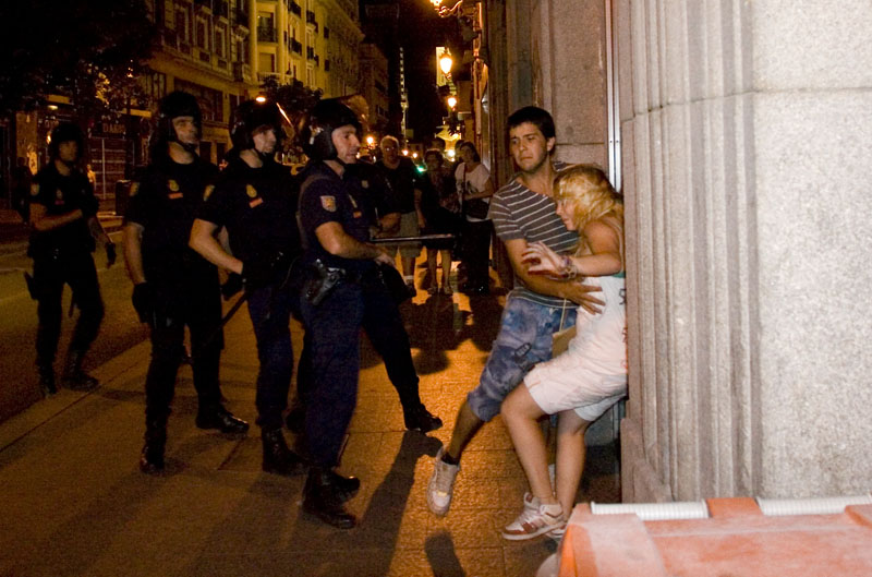 Αστυνομικοί χτυπούν διαδηλώτρια και τον φωτογράφο που τους κατέγραψε