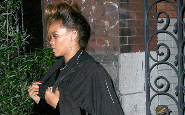 Η Rihanna δεν χρησιμοποιεί καθρέφτες;