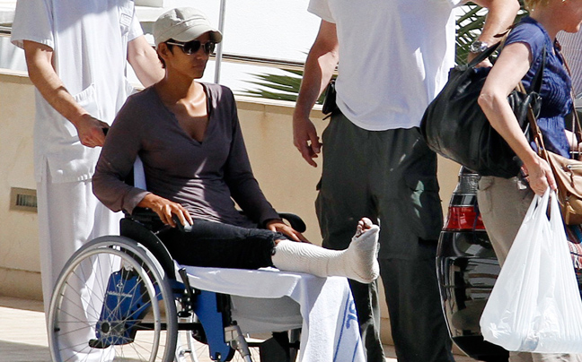 Σε αναπηρικό καροτσάκι η Halle Berry