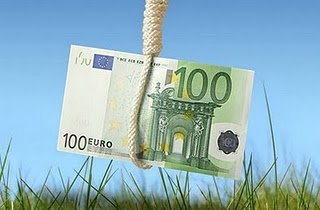 Χρεοκοπία αλλά παραμονή στο ευρώ προβλέπουν οι πολίτες