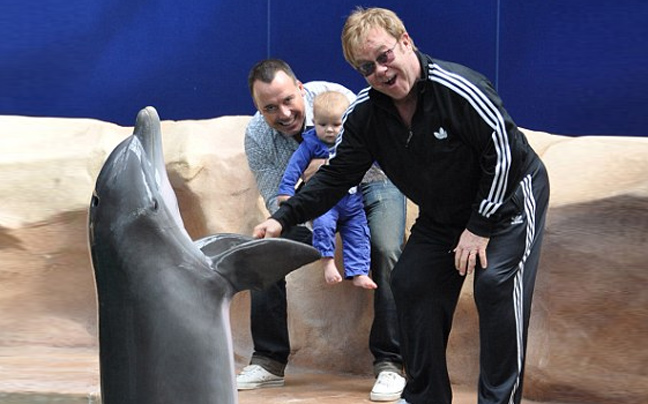 Το δελφίνι και&#8230; ο γιος του Elton John