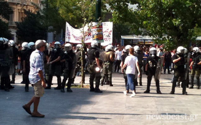 Αστυνομικοί απωθούν κουκουλοφόρους από την πλατεία Συντάγματος