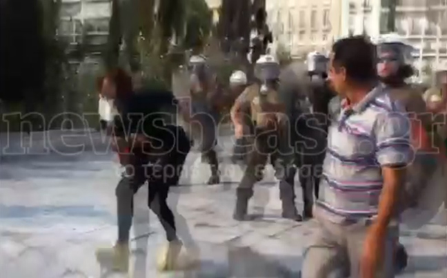 Αποκλειστικό βίντεο από την επίθεση των ΜΑΤ στη φωτορεπόρτερ