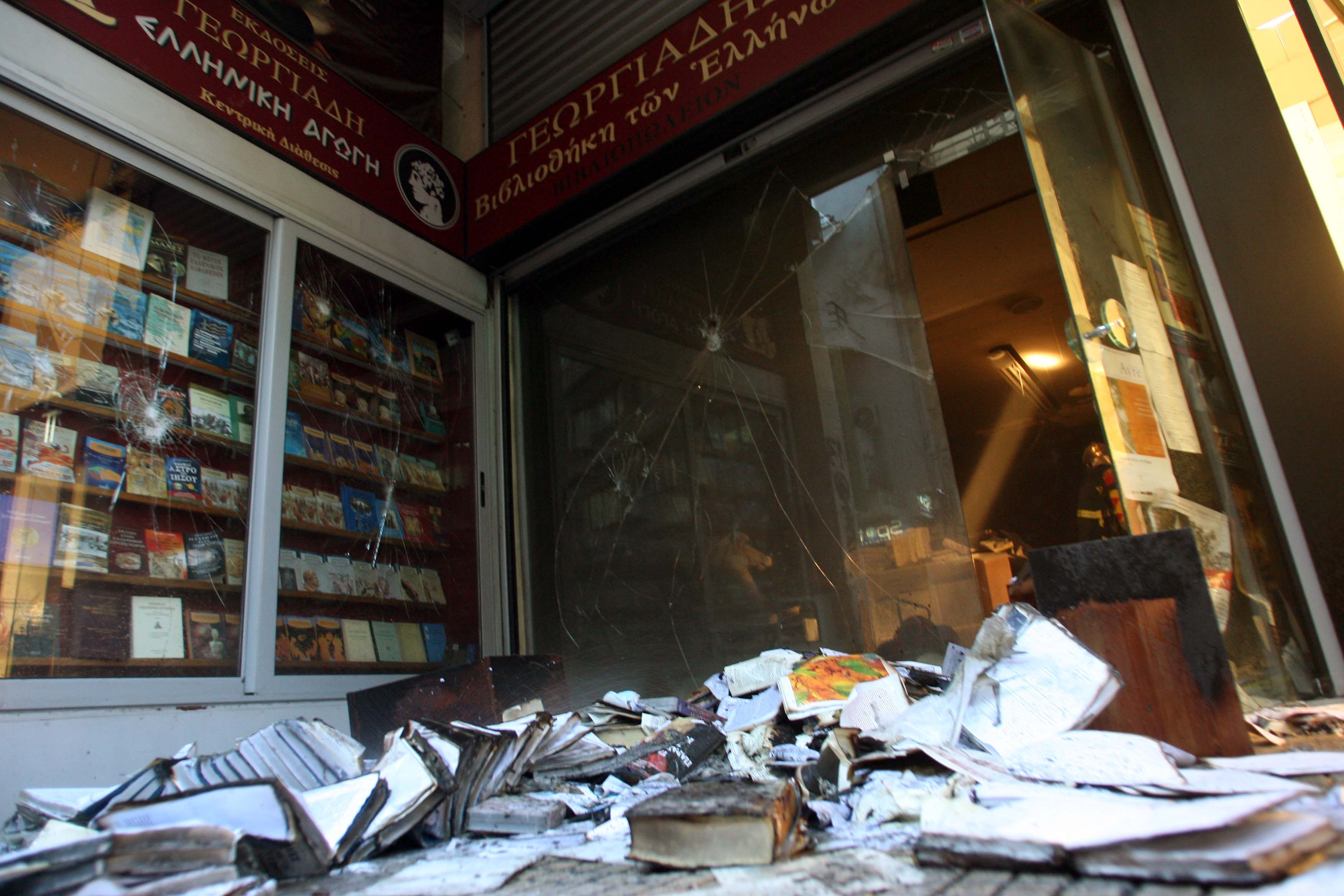 Έκαψαν το βιβλιοπωλείο του Άδωνη Γεωργιάδη