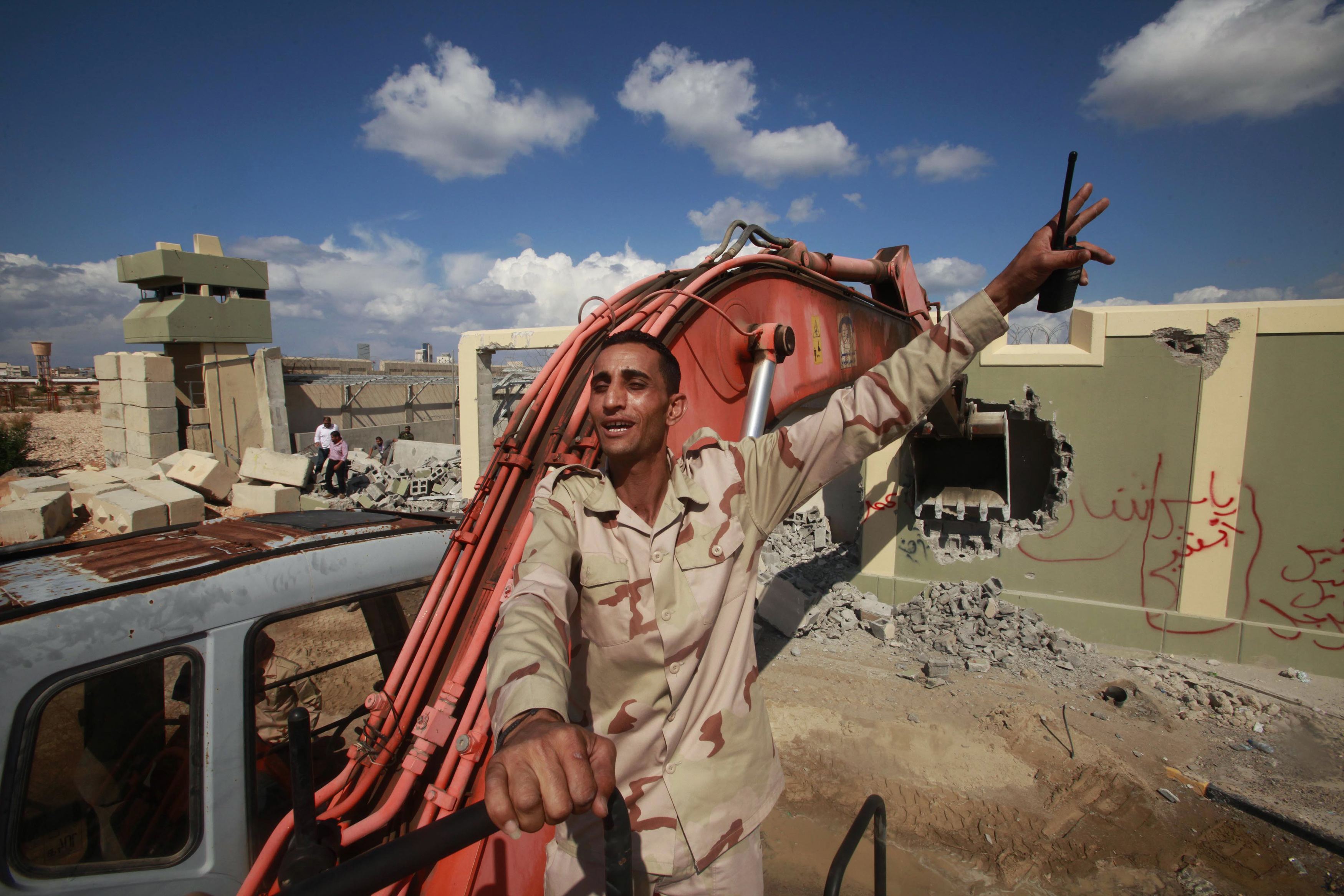 Κατεδαφίζεται συγκρότημα του Καντάφι στην Τρίπολη