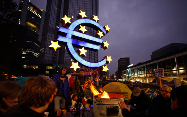 «Κατασκήνωσαν» έξω από την Ευρωπαϊκή Κεντρική Τράπεζα