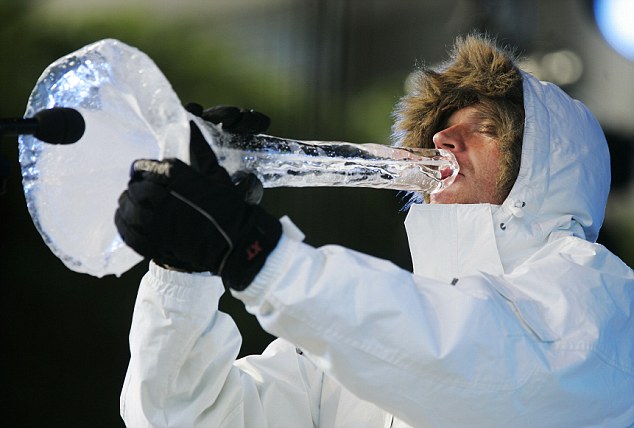 http://www.newsbeast.gr/files/1/2011/10/17/ice4.jpg